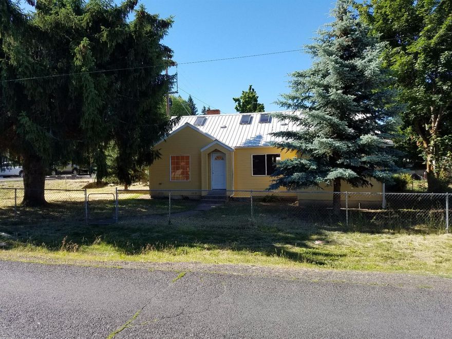 Cute home recently updated with lots of charm. Ready to move in! Completely updated through out- Al new kitchen appliances, interior, exterior paint, carpet, doors, tile, ect. Would be perfect for a first time home buyer! Fully fenced yard on a large corner lot. This home is move in ready and is waiting for the right owner. Close to town, great school district, and in a good neighborhood. Come take a look you will be sure to fall in LOVE!!!