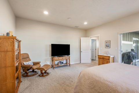 Tiny photo for 742 NE Union Loop, Prineville, OR 97754 (MLS # 220215281)