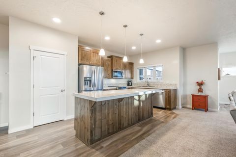 Tiny photo for 742 NE Union Loop, Prineville, OR 97754 (MLS # 220215281)