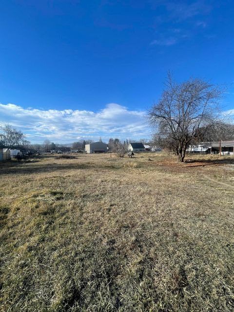 Tiny photo for 1512 Summers Lane, Klamath Falls, OR 97603 (MLS # 220212952)