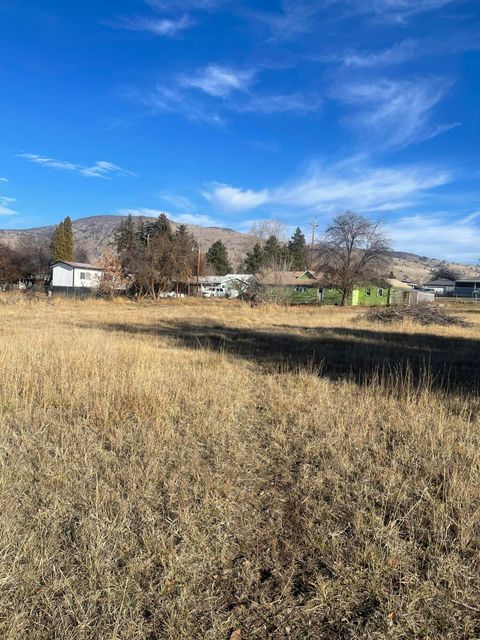 Tiny photo for 1512 Summers Lane, Klamath Falls, OR 97603 (MLS # 220212952)