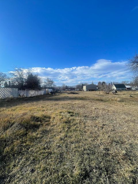 Tiny photo for 1512 Summers Lane, Klamath Falls, OR 97603 (MLS # 220212952)