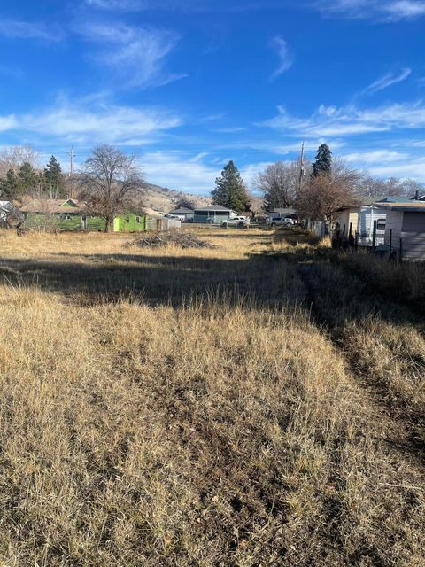Tiny photo for 1512 Summers Lane, Klamath Falls, OR 97603 (MLS # 220212952)