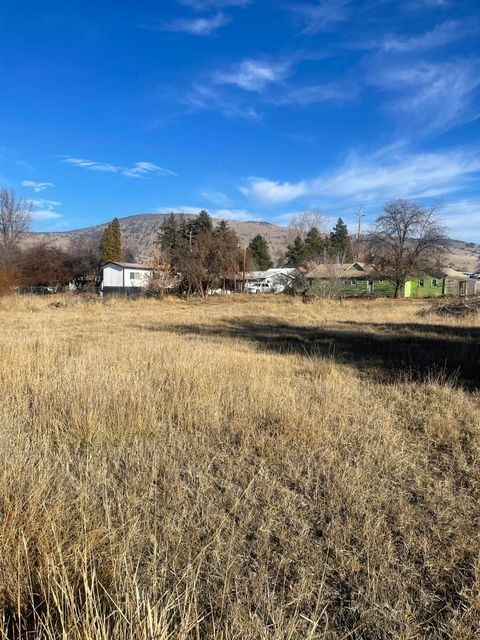 Tiny photo for 1512 Summers Lane, Klamath Falls, OR 97603 (MLS # 220212952)