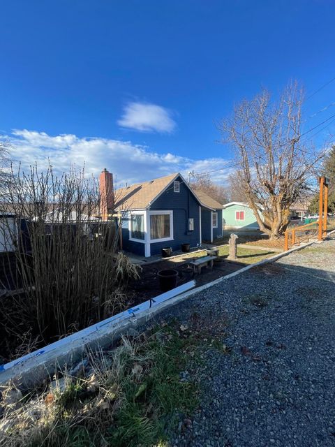 Tiny photo for 1512 Summers Lane, Klamath Falls, OR 97603 (MLS # 220212952)