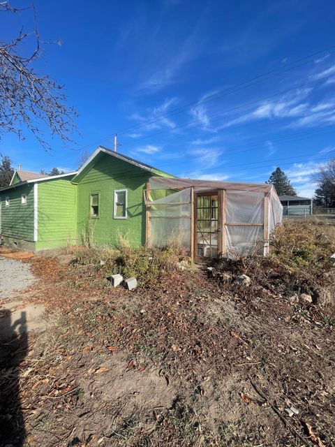 Tiny photo for 1512 Summers Lane, Klamath Falls, OR 97603 (MLS # 220212952)