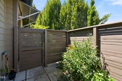 Tiny photo for 37 N Mountain Avenue, Ashland, OR 97520 (MLS # 220225105)