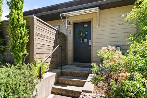 Photo of 37 N Mountain Avenue, Ashland, OR 97520 (MLS # 220225105)