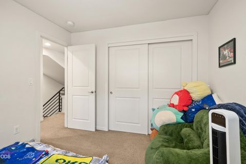 Tiny photo for 37 N Mountain Avenue, Ashland, OR 97520 (MLS # 220225105)