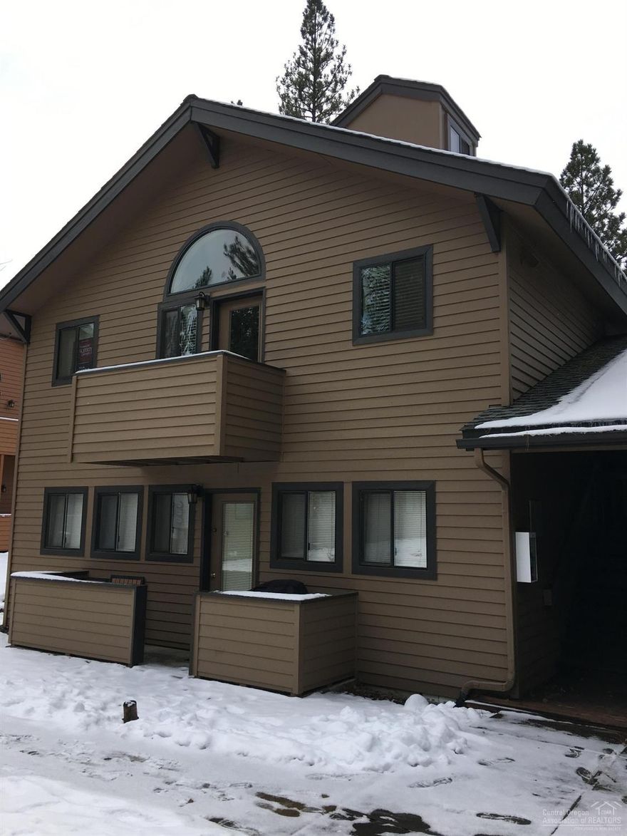 Great getaway, potential income producing as a short term rental, or enjoy full time living! Upstairs unit with vaulted ceilings, balcony and new spiral staircase to access the extra sleeping loft. Recently remodeled flooring, bathroom, kitchen, interior paint, and furnishings. Just a short drive to Mt. Bachelor and the Deschutes River. Seasonal swimming pool, year round jacuzzi and laundry facilities. Enjoy the convenience of walking distance to the Village where you will find restaurants, grocery shopping, Sunriver's bike trails and more! Small package, small price, BIG FUN!