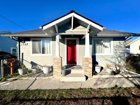 Photo of 2427 Applegate Avenue, Klamath Falls, OR 97601 (MLS # 220213826)