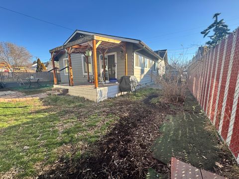 Tiny photo for 2427 Applegate Avenue, Klamath Falls, OR 97601 (MLS # 220213826)