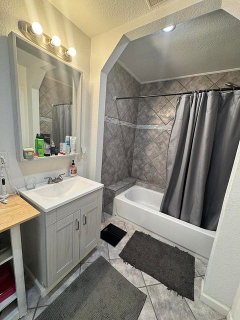 Tiny photo for 2427 Applegate Avenue, Klamath Falls, OR 97601 (MLS # 220213826)