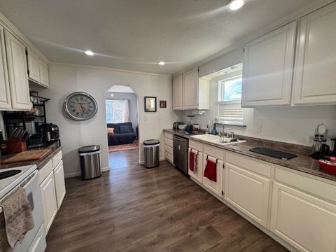 Tiny photo for 2427 Applegate Avenue, Klamath Falls, OR 97601 (MLS # 220213826)