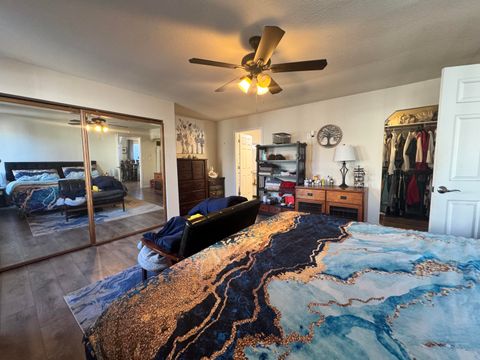 Tiny photo for 2427 Applegate Avenue, Klamath Falls, OR 97601 (MLS # 220213826)