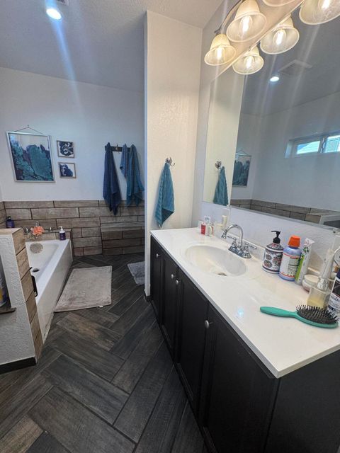 Tiny photo for 2427 Applegate Avenue, Klamath Falls, OR 97601 (MLS # 220213826)