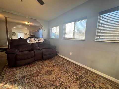 Tiny photo for 2427 Applegate Avenue, Klamath Falls, OR 97601 (MLS # 220213826)