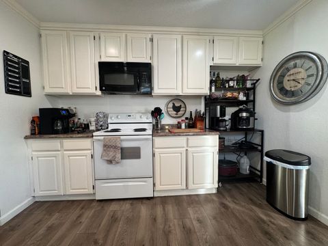 Tiny photo for 2427 Applegate Avenue, Klamath Falls, OR 97601 (MLS # 220213826)