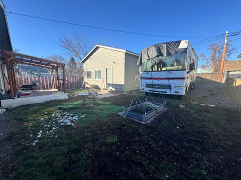 Tiny photo for 2427 Applegate Avenue, Klamath Falls, OR 97601 (MLS # 220213826)