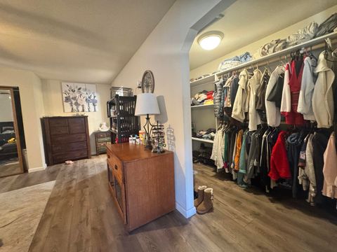 Tiny photo for 2427 Applegate Avenue, Klamath Falls, OR 97601 (MLS # 220213826)