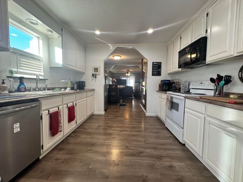 Tiny photo for 2427 Applegate Avenue, Klamath Falls, OR 97601 (MLS # 220213826)