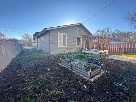 Tiny photo for 2427 Applegate Avenue, Klamath Falls, OR 97601 (MLS # 220213826)