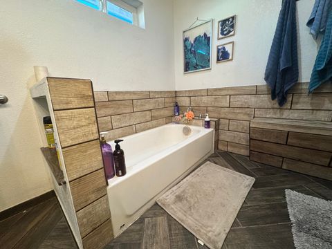 Tiny photo for 2427 Applegate Avenue, Klamath Falls, OR 97601 (MLS # 220213826)