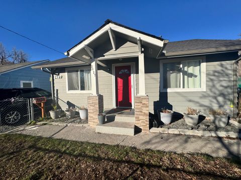 Tiny photo for 2427 Applegate Avenue, Klamath Falls, OR 97601 (MLS # 220213826)
