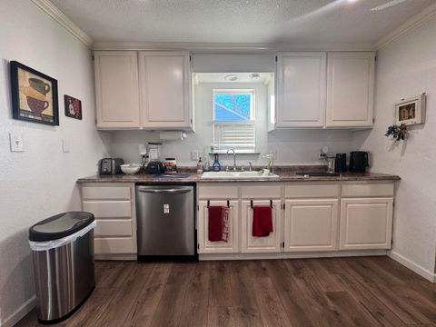 Tiny photo for 2427 Applegate Avenue, Klamath Falls, OR 97601 (MLS # 220213826)