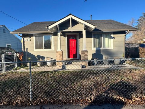 Tiny photo for 2427 Applegate Avenue, Klamath Falls, OR 97601 (MLS # 220213826)