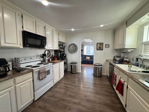 Tiny photo for 2427 Applegate Avenue, Klamath Falls, OR 97601 (MLS # 220213826)