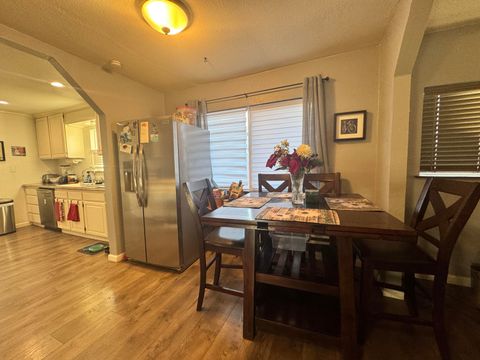 Tiny photo for 2427 Applegate Avenue, Klamath Falls, OR 97601 (MLS # 220213826)