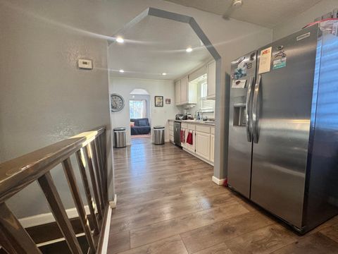 Tiny photo for 2427 Applegate Avenue, Klamath Falls, OR 97601 (MLS # 220213826)