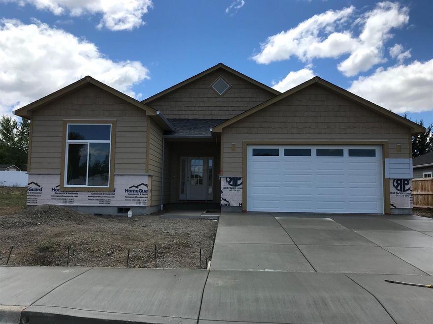 New construction--custom 3-bed/2-bath Craftsman-style single-story home on spacious lot, built by Brian Magel Construction, 1/4 mile from 4th hole of Eagle Point Golf Course.