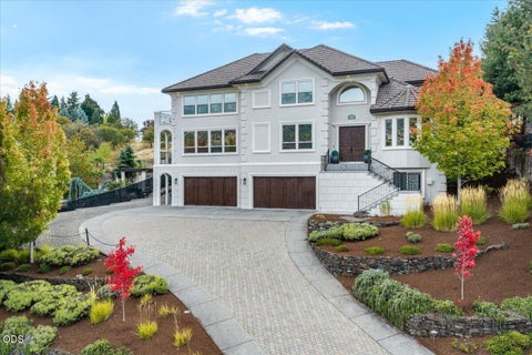 Photo of 108 Monterey Drive, Medford, OR 97504 (MLS # 220229386)