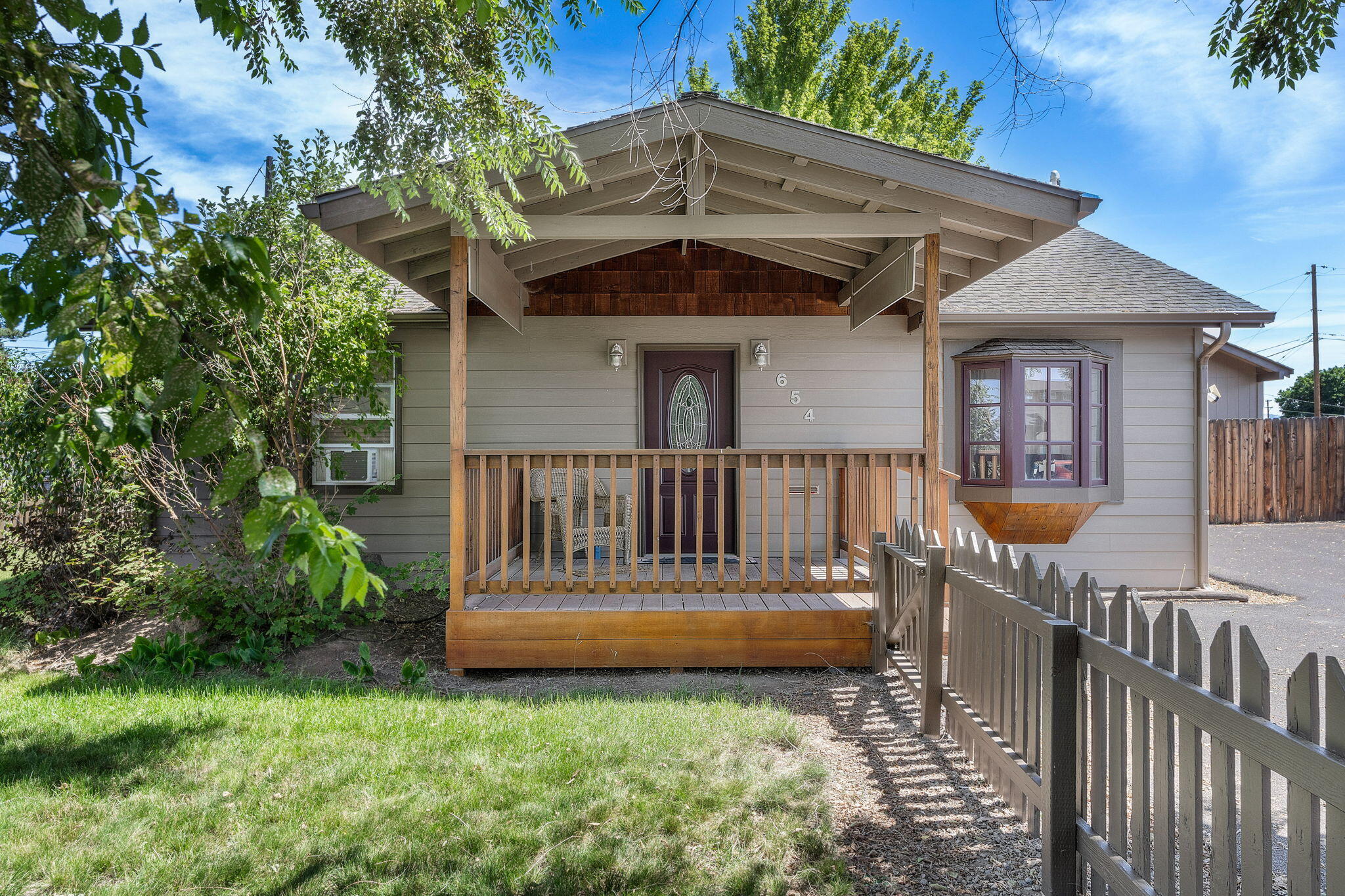 654 NW 4th Street