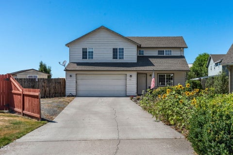 Photo of 609 NE Stoneridge Lane, Prineville, OR 97754 (MLS # 220225113)