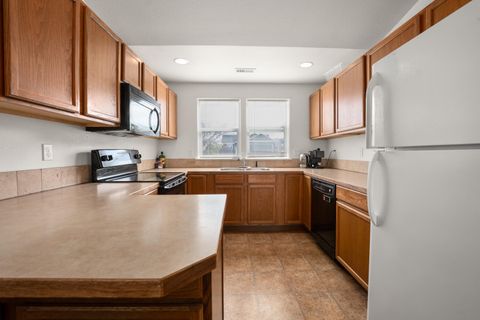 Tiny photo for 319 SW 33rd Drive, Redmond, OR 97756 (MLS # 220217035)