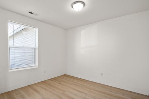 Tiny photo for 319 SW 33rd Drive, Redmond, OR 97756 (MLS # 220217035)