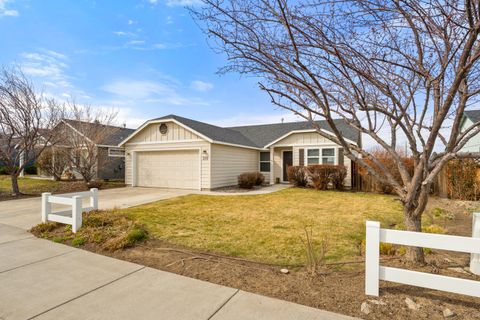 Tiny photo for 319 SW 33rd Drive, Redmond, OR 97756 (MLS # 220217035)