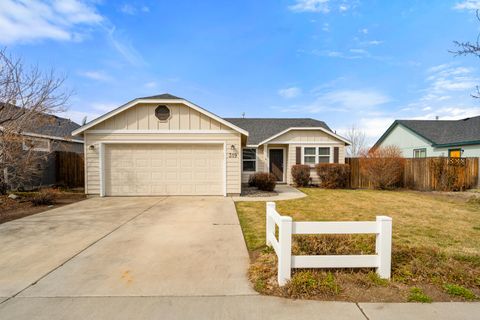Tiny photo for 319 SW 33rd Drive, Redmond, OR 97756 (MLS # 220217035)