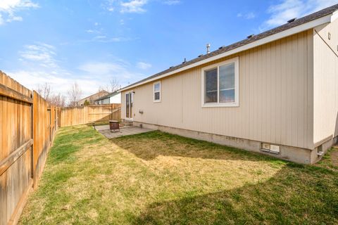 Tiny photo for 319 SW 33rd Drive, Redmond, OR 97756 (MLS # 220217035)