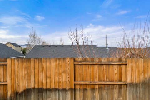 Tiny photo for 319 SW 33rd Drive, Redmond, OR 97756 (MLS # 220217035)