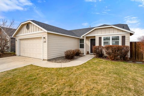 Photo of 319 SW 33rd Drive, Redmond, OR 97756 (MLS # 220217035)