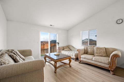 Tiny photo for 319 SW 33rd Drive, Redmond, OR 97756 (MLS # 220217035)