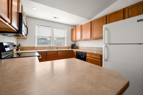 Tiny photo for 319 SW 33rd Drive, Redmond, OR 97756 (MLS # 220217035)