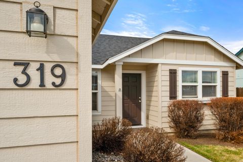 Tiny photo for 319 SW 33rd Drive, Redmond, OR 97756 (MLS # 220217035)