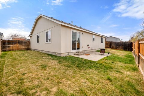 Tiny photo for 319 SW 33rd Drive, Redmond, OR 97756 (MLS # 220217035)