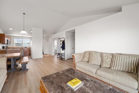 Tiny photo for 319 SW 33rd Drive, Redmond, OR 97756 (MLS # 220217035)