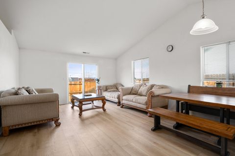 Tiny photo for 319 SW 33rd Drive, Redmond, OR 97756 (MLS # 220217035)